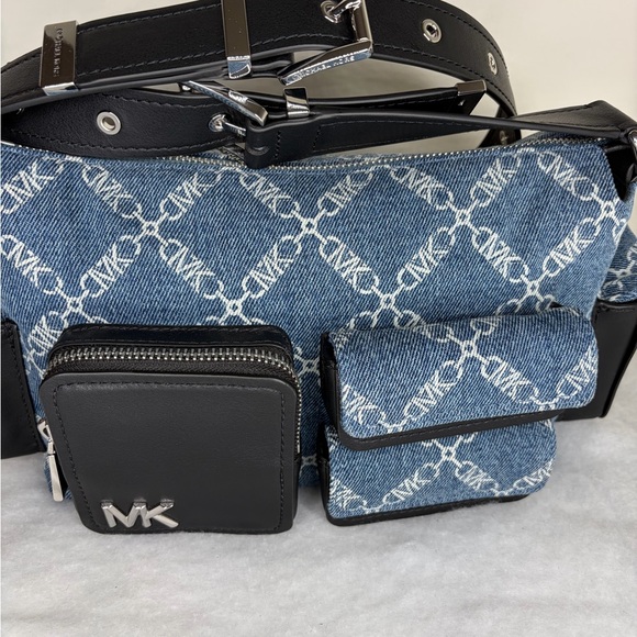 Michael Kors Dakota Medium Pocket Shoulder Bag - Picture 2 of 10